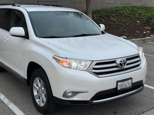 White 2011 Toyota Highlander SE