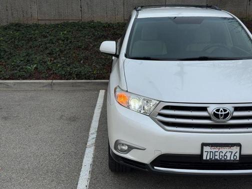 White 2011 Toyota Highlander SE