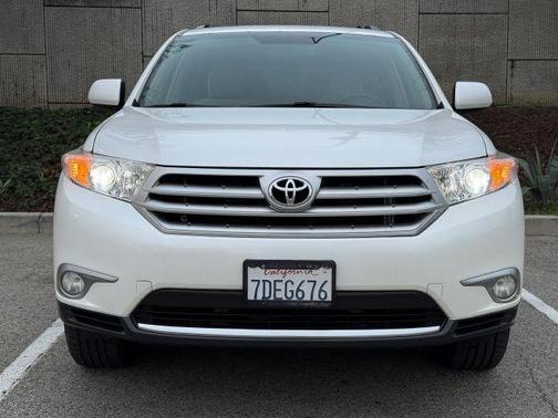 White 2011 Toyota Highlander SE