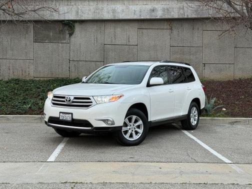 White 2011 Toyota Highlander SE
