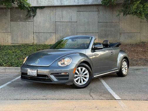 Platinum Gray Metallic w/ Black Top 2018 Volkswagen Beetle 2.0T S