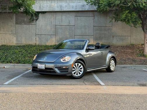 Platinum Gray Metallic w/ Black Top 2018 Volkswagen Beetle 2.0T S