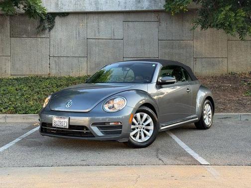 Platinum Gray Metallic w/ Black Top 2018 Volkswagen Beetle 2.0T S