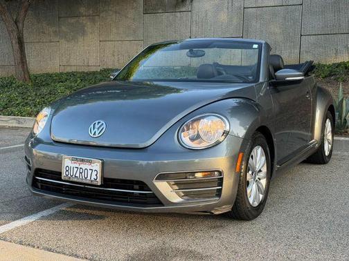 Platinum Gray Metallic w/ Black Top 2018 Volkswagen Beetle 2.0T S