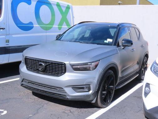 2022 Volvo XC40 T5 R-Design