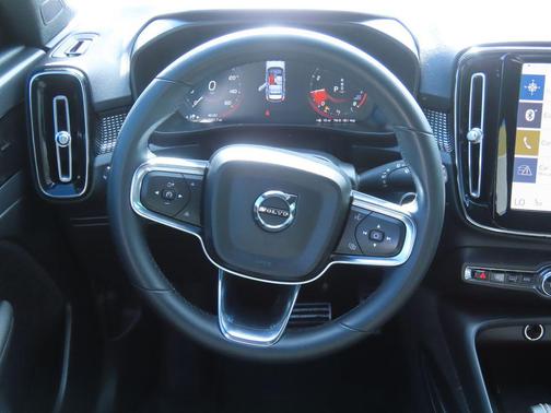 2022 Volvo XC40 T5 R-Design