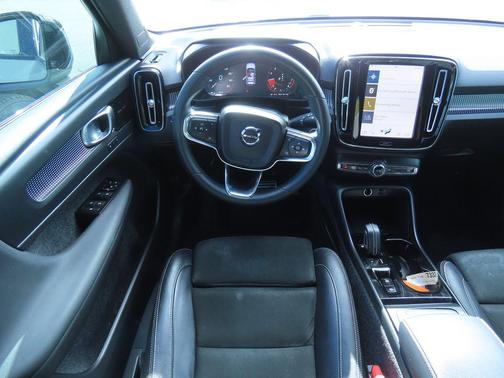 2022 Volvo XC40 T5 R-Design