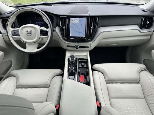 2023 Volvo XC60 B5 Ultimate Dark Theme