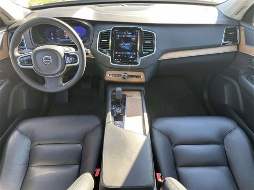 2024 Volvo XC90 B5 Plus