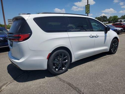 Bright White Clearcoat 2026 Chrysler Pacifica Select