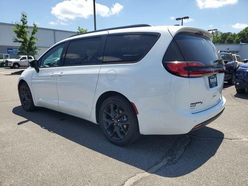 Bright White Clearcoat 2026 Chrysler Pacifica Select