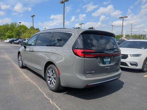 2025 Chrysler Pacifica Hybrid Pinnacle