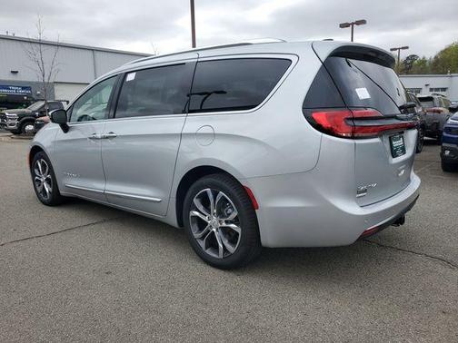 Silver Mist Clearcoat 2026 Chrysler Pacifica Pinnacle
