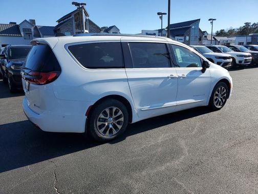 2025 Chrysler Pacifica Hybrid Pinnacle
