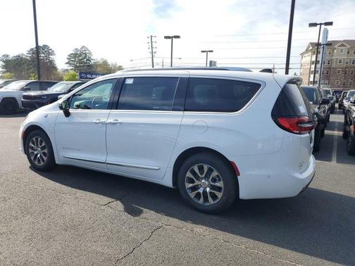 2025 Chrysler Pacifica Hybrid Pinnacle