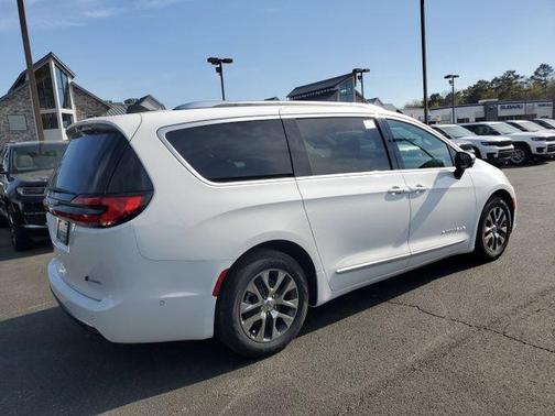2025 Chrysler Pacifica Hybrid Pinnacle