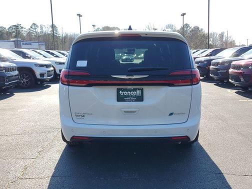 2025 Chrysler Pacifica Hybrid Pinnacle