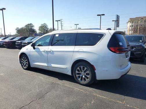2025 Chrysler Pacifica Hybrid Pinnacle