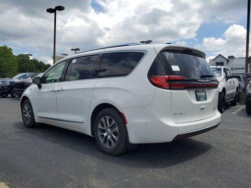2025 Chrysler Pacifica Hybrid Pinnacle