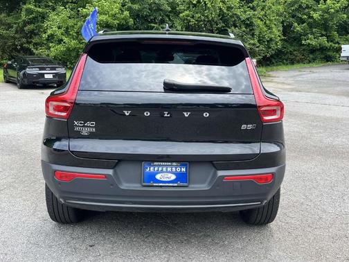 Onyx Black Metallic 2025 Volvo XC40 B5 Plus Dark Theme
