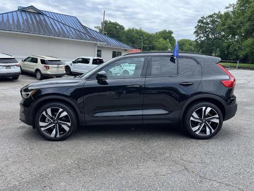 Onyx Black Metallic 2025 Volvo XC40 B5 Plus Dark Theme
