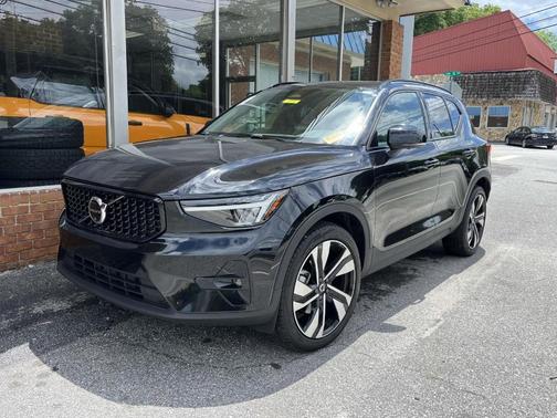 Onyx Black Metallic 2025 Volvo XC40 B5 Plus Dark Theme