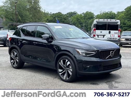 Onyx Black Metallic 2025 Volvo XC40 B5 Plus Dark Theme