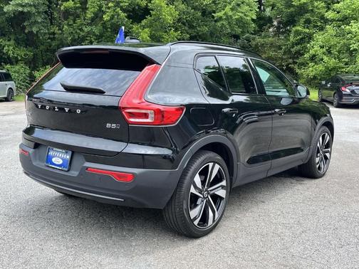 Onyx Black Metallic 2025 Volvo XC40 B5 Plus Dark Theme