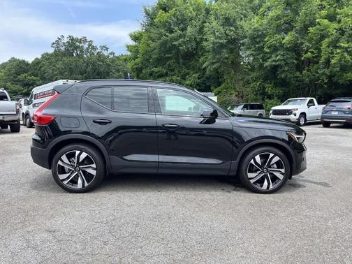 Onyx Black Metallic 2025 Volvo XC40 B5 Plus Dark Theme