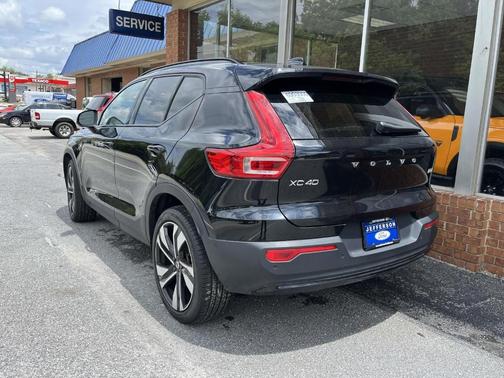 Onyx Black Metallic 2025 Volvo XC40 B5 Plus Dark Theme