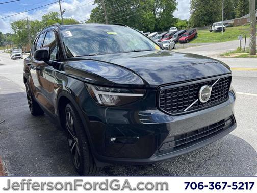 Onyx Black Metallic 2025 Volvo XC40 B5 Plus Dark Theme