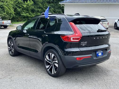 Onyx Black Metallic 2025 Volvo XC40 B5 Plus Dark Theme