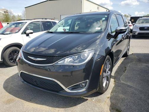 Brilliant Black Crystal Pearlcoat 2017 Chrysler Pacifica Limited