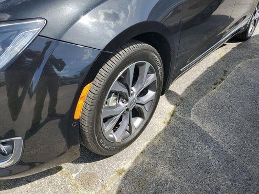 Brilliant Black Crystal Pearlcoat 2017 Chrysler Pacifica Limited