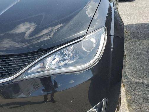 Brilliant Black Crystal Pearlcoat 2017 Chrysler Pacifica Limited