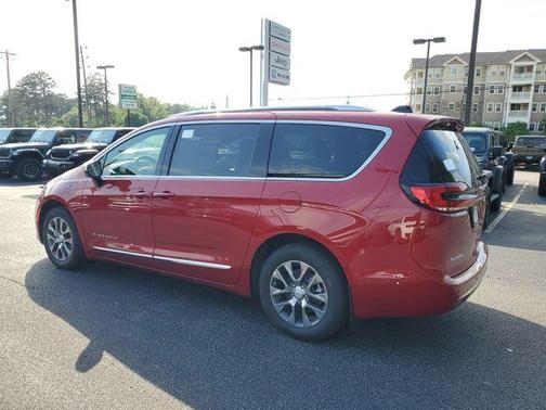 2025 Chrysler Pacifica Hybrid Pinnacle