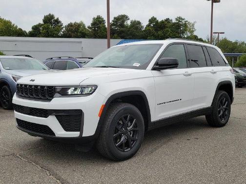 Bright White Clearcoat 2027 Jeep Grand Cherokee Laredo