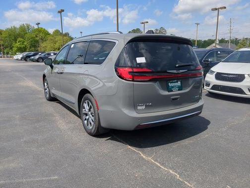 2025 Chrysler Pacifica Hybrid Pinnacle
