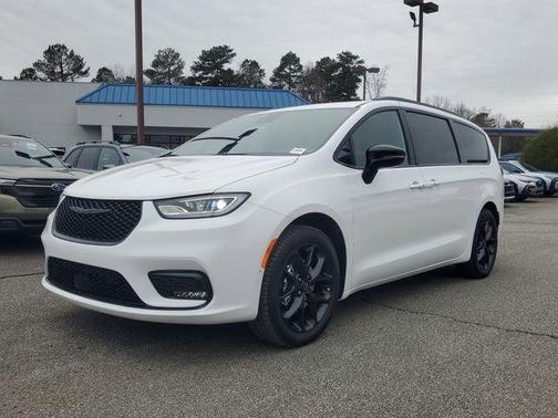 2026 Chrysler Pacifica Select