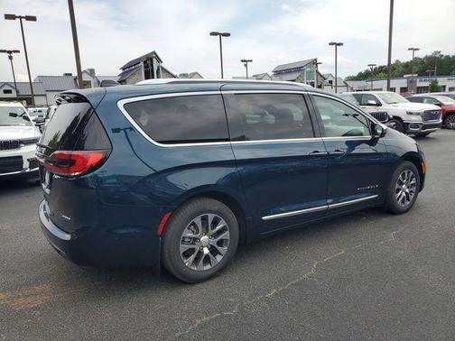 2025 Chrysler Pacifica Hybrid Pinnacle