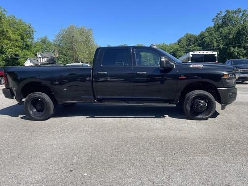 Diamond Black 2026 RAM 3500 Tradesman