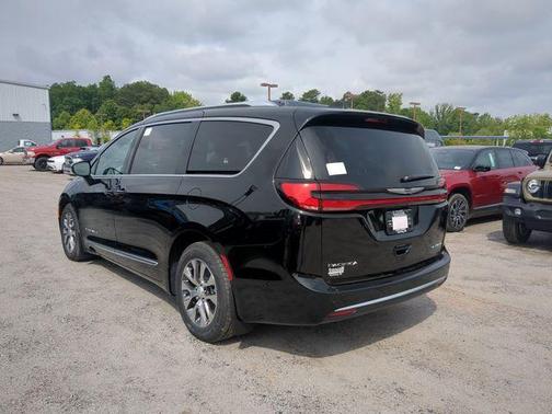 2025 Chrysler Pacifica Hybrid Pinnacle