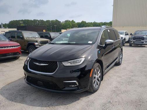 2025 Chrysler Pacifica Hybrid Pinnacle