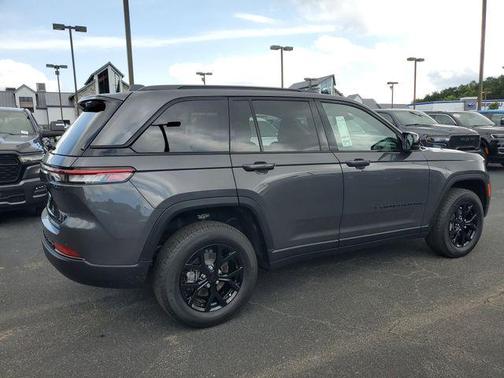 2025 Jeep Grand Cherokee Laredo