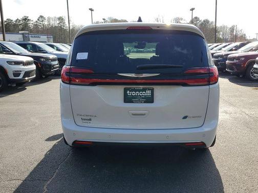 2025 Chrysler Pacifica Hybrid Pinnacle