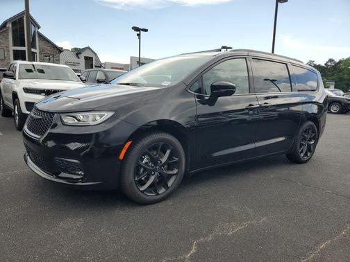 Diamond Black 2026 Chrysler Pacifica Select