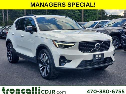 2023 Volvo XC40 B5 Plus Dark Theme