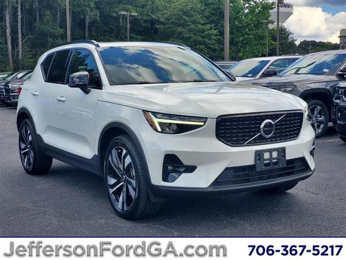 2023 Volvo XC40 B5 Plus Dark Theme