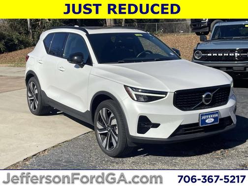2023 Volvo XC40 B5 Plus Dark Theme