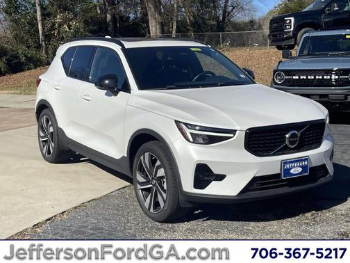 2023 Volvo XC40 B5 Plus Dark Theme